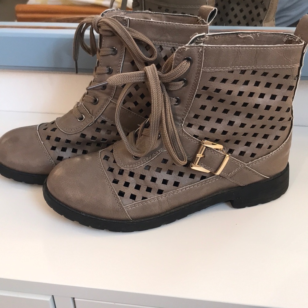 TAN W/ GOLD ACCENT COMBAT BOOTS!!